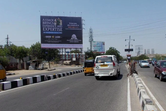 Franklin Templeton hoarding on a Pune city road